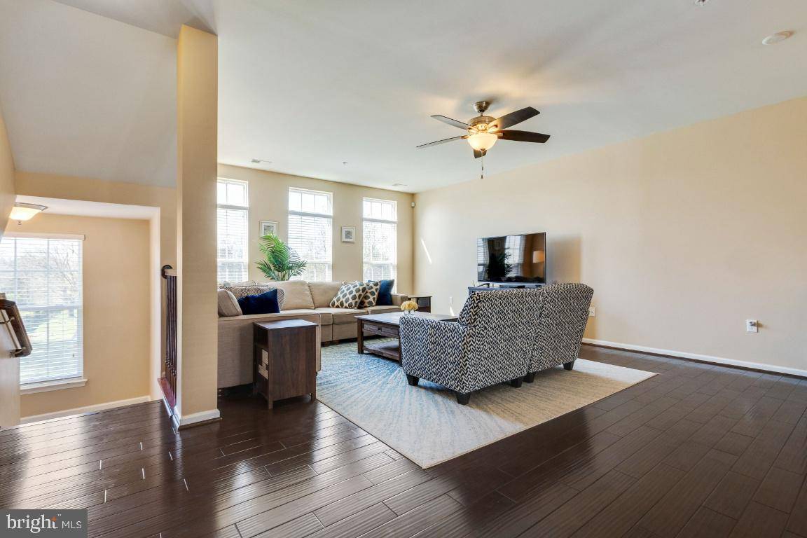 Chantilly, VA 20152,43437 TOWN GATE SQ