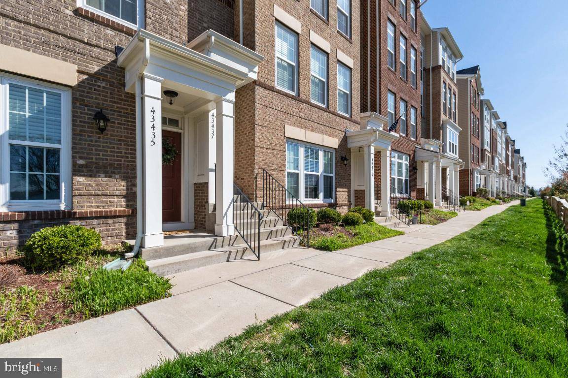 43437 TOWN GATE SQ, Chantilly, VA 20152