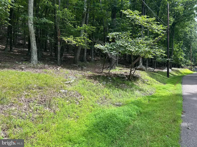 N IROQUOIS CIRCLE, Hazleton, PA 18201