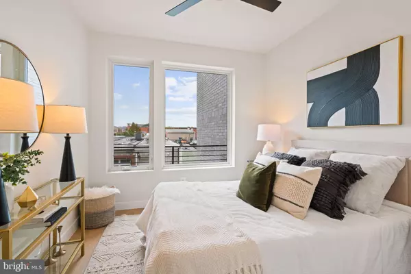 Washington, DC 20003,733 8TH ST SE #01