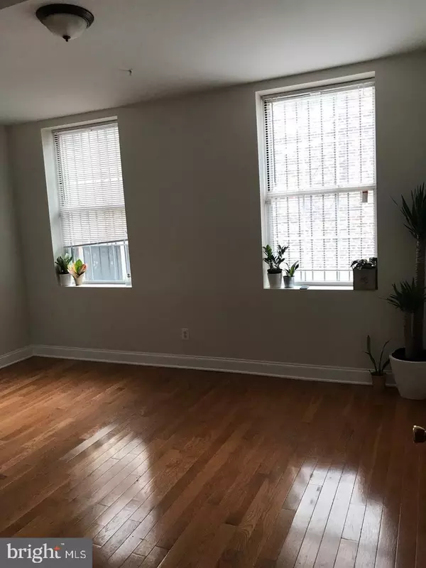 Philadelphia, PA 19107,906 ARCH ST #THIR FLOOR
