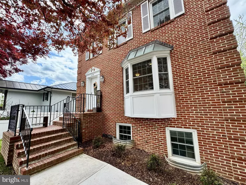 6728 CHURCHILL RD, Mclean, VA 22101