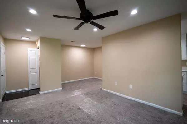 Manassas, VA 20110,8393 BUTTRESS LN #101