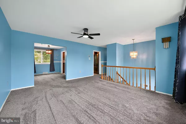 Aston, PA 19014,696 BOXWOOD DR