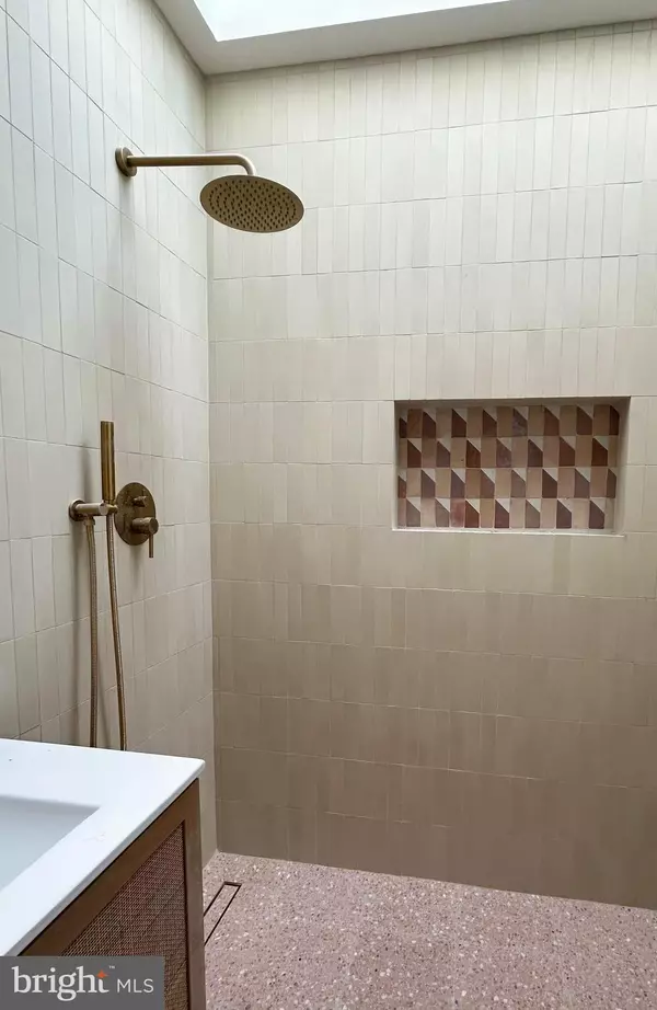 Philadelphia, PA 19125,2358 E BOSTON ST