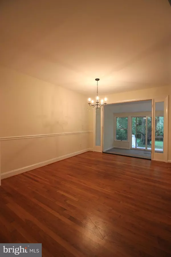 Vienna, VA 22180,907 HILLCREST DR SW