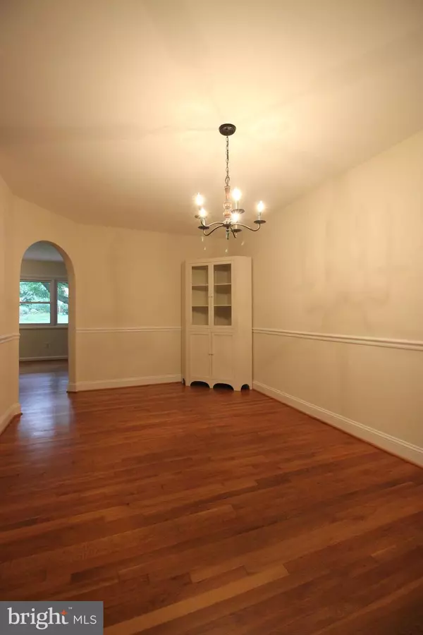 Vienna, VA 22180,907 HILLCREST DR SW