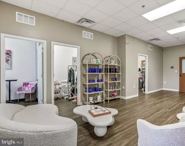 Falls Church, VA 22043,7121-E LEESBURG PIKE #2-2