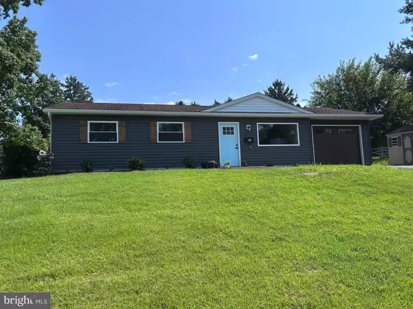 225 DALLAS AVE, Strasburg, PA 17579