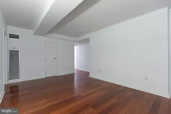 Philadelphia, PA 19103,219-29 S 18TH ST #424
