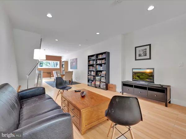 Philadelphia, PA 19123,963 N AMERICAN ST