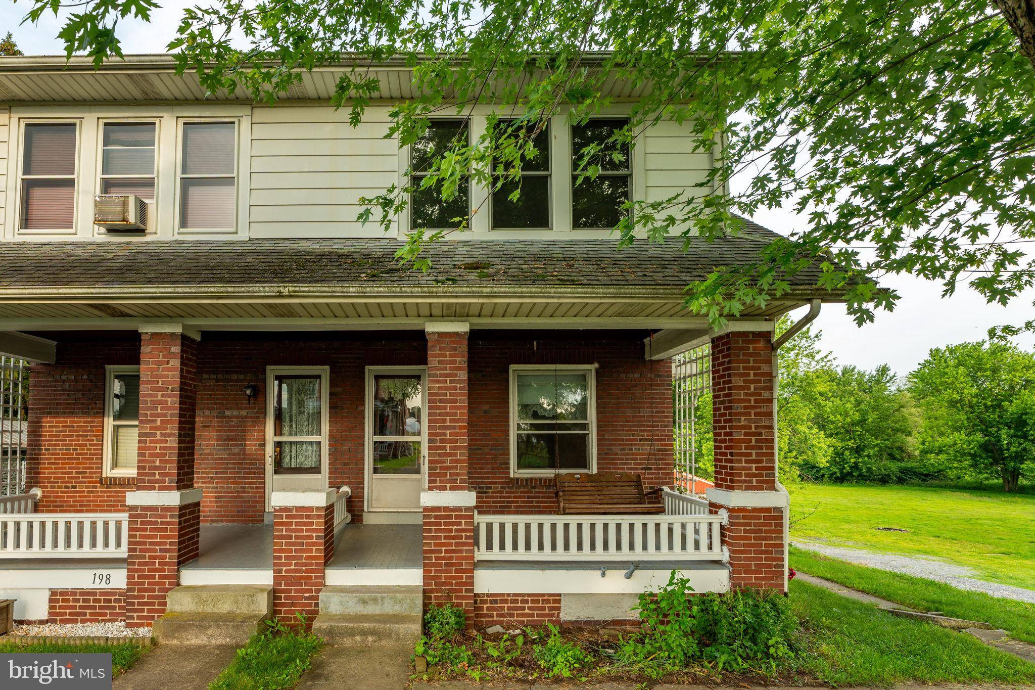 196 GALEN HALL RD, Reinholds, PA 17569