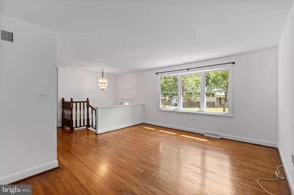 Adelphi, MD 20783,10422 FLORAL DR