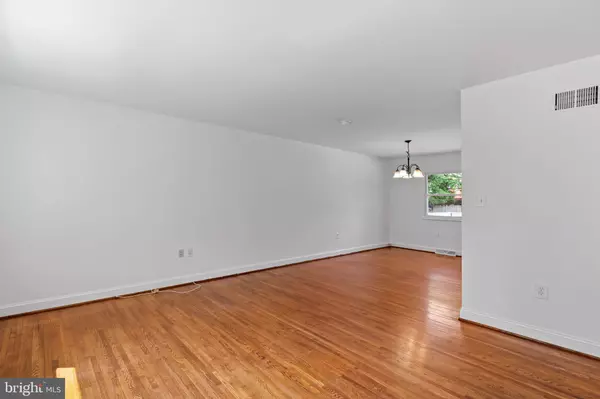 Adelphi, MD 20783,10422 FLORAL DR