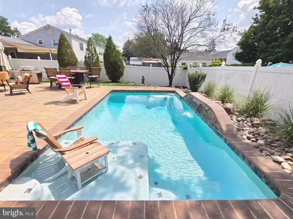 Bellmawr, NJ 08031,18 E MAPLE AVE