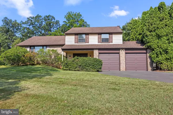 2070 DAPPLE DR, Warrington, PA 18976