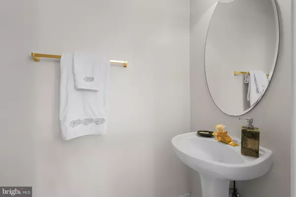 Alexandria, VA 22304,417 CLAYTON LN