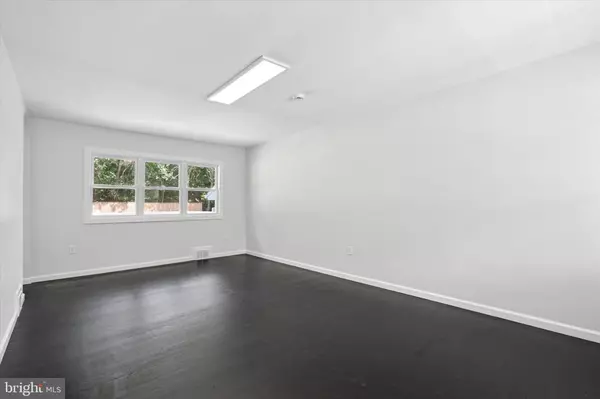 Clayton, NJ 08312,421 N BROAD ST