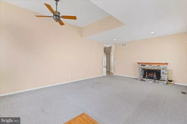 Woodbury, NJ 08096,211 NATHAN HALE DR
