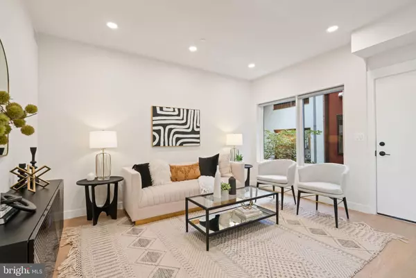 Washington, DC 20003,733 8TH ST SE #202