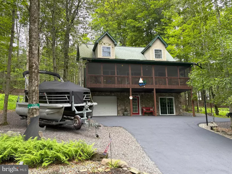 1013 TOMAHAWK RD, Lake Ariel, PA 18436