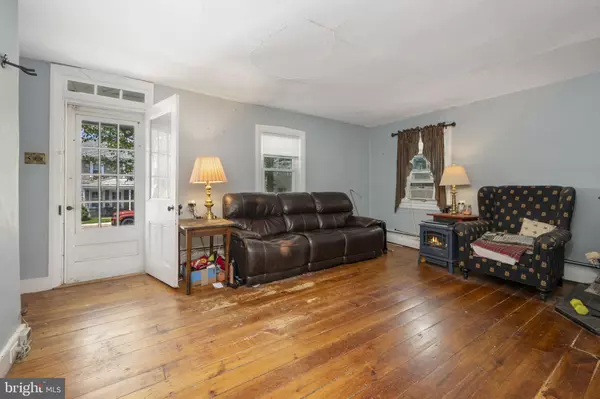 Elverson, PA 19520,19 W MAIN ST