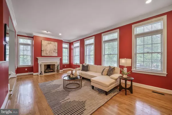 Falls Church, VA 22043,2053 MAYFAIR MCLEAN