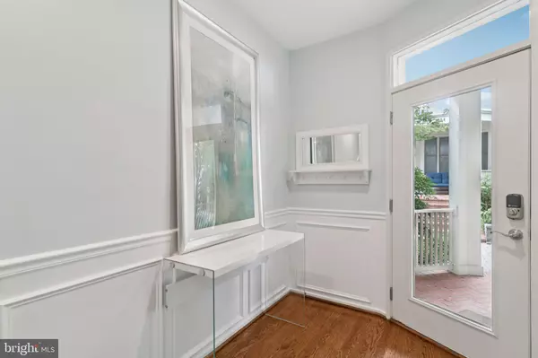 Arlington, VA 22207,2076 N OAKLAND ST