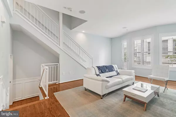 Arlington, VA 22207,2076 N OAKLAND ST