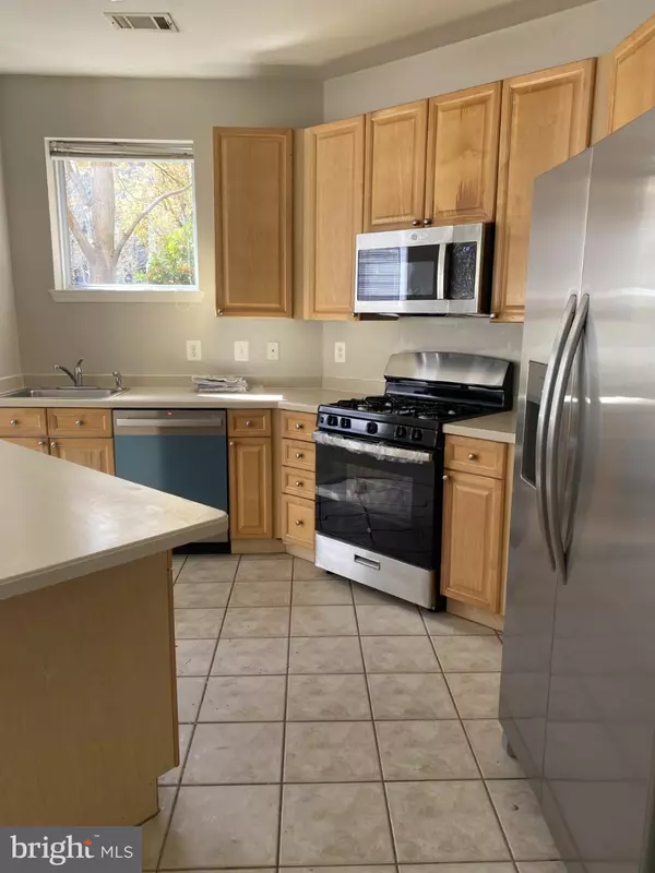 Vienna, VA 22181,9480 VIRGINIA CENTER BLVD #121