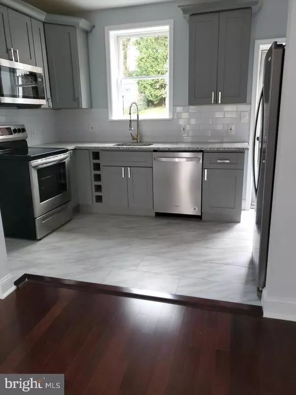 Philadelphia, PA 19128,411 SHURS LN