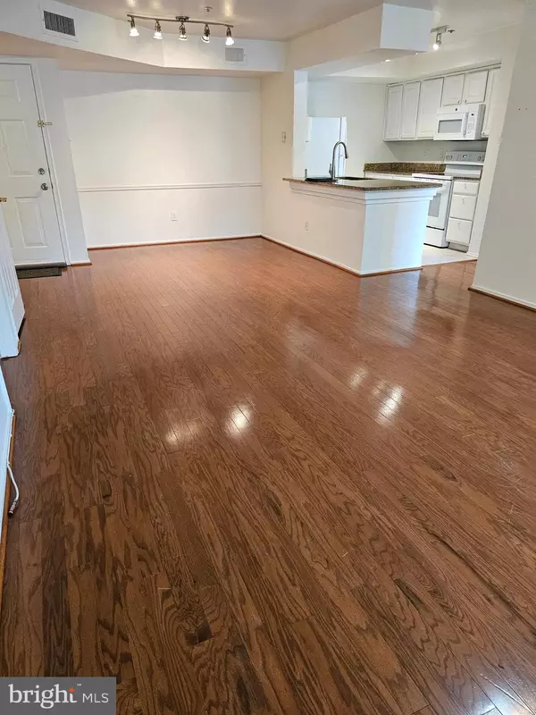 Alexandria, VA 22302,3315 WYNDHAM CIR #1221