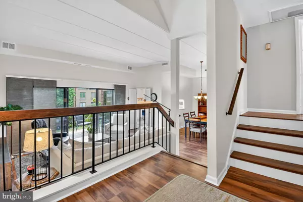 Alexandria, VA 22314,126 ROBERTS LN #101