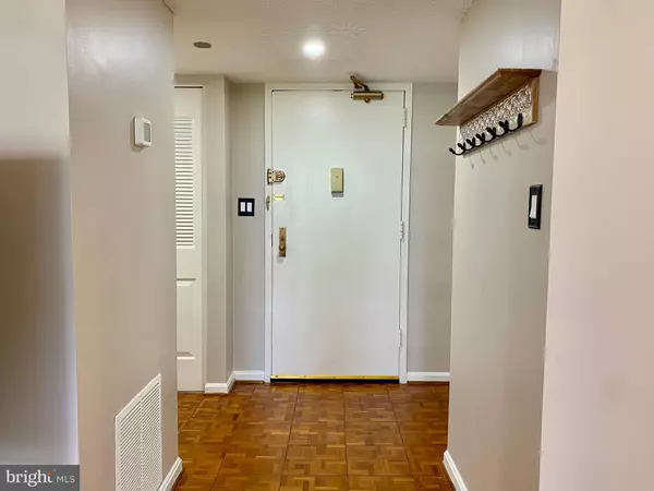 Falls Church, VA 22041,3713 S GEORGE MASON DR #407W