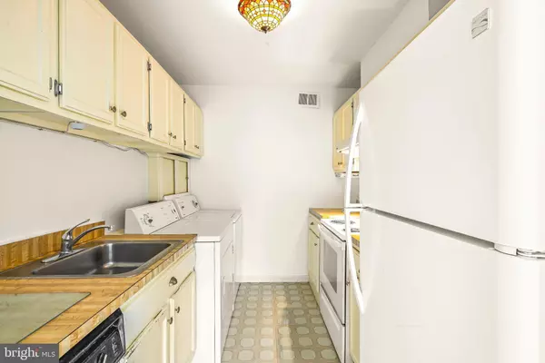 West Deptford, NJ 08066,17 MAPLEWOOD CT