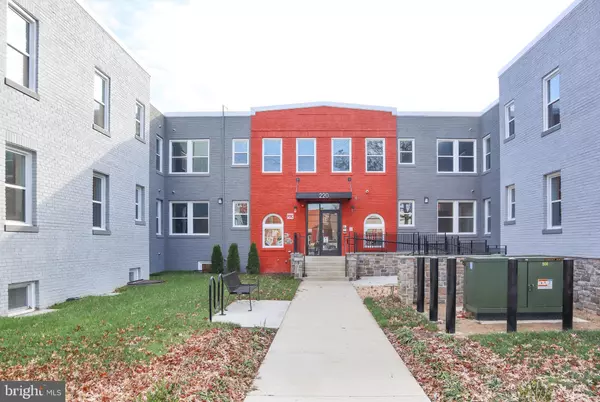 220 HAMILTON ST NW #114, Washington, DC 20011