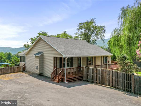 211 APPLE ORCHARD DR, Linden, VA 22642