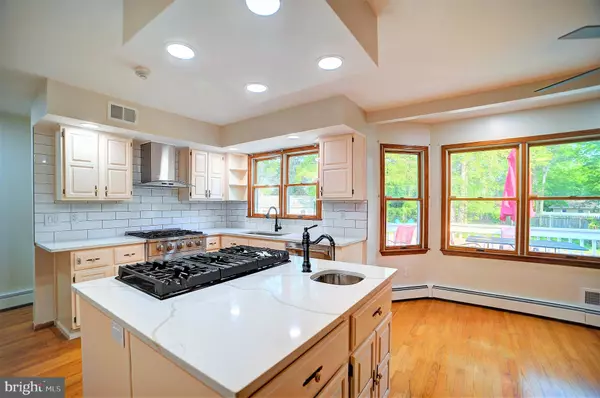 Lanoka Harbor, NJ 08734,705 PRINCETON RD