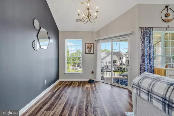 Chantilly, VA 20152,25230 POND VIEW SQ #301