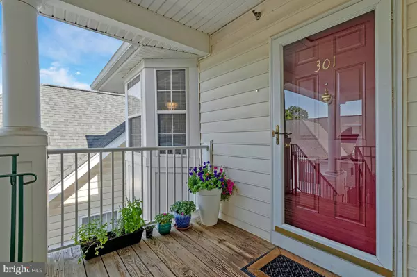 Chantilly, VA 20152,25230 POND VIEW SQ #301