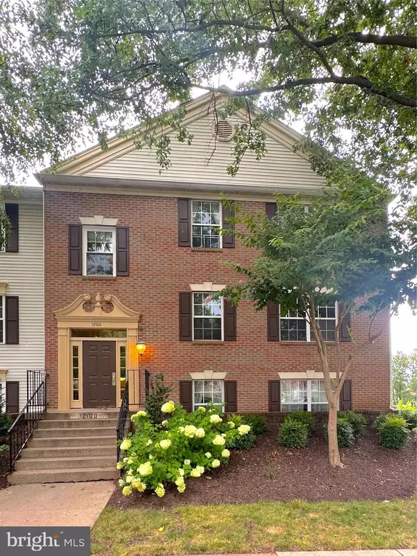 12100 GREENWAY CT #301, Fairfax, VA 22033