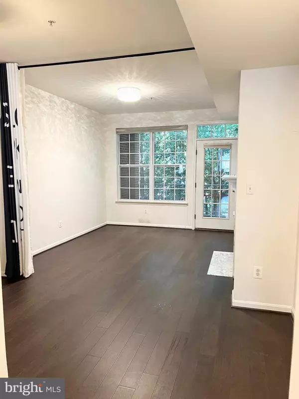 Vienna, VA 22180,2665 MANHATTAN PL #106