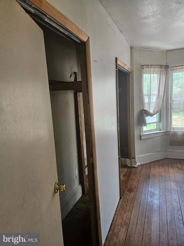 Trenton, NJ 08618,44 DELAWAREVIEW AVE