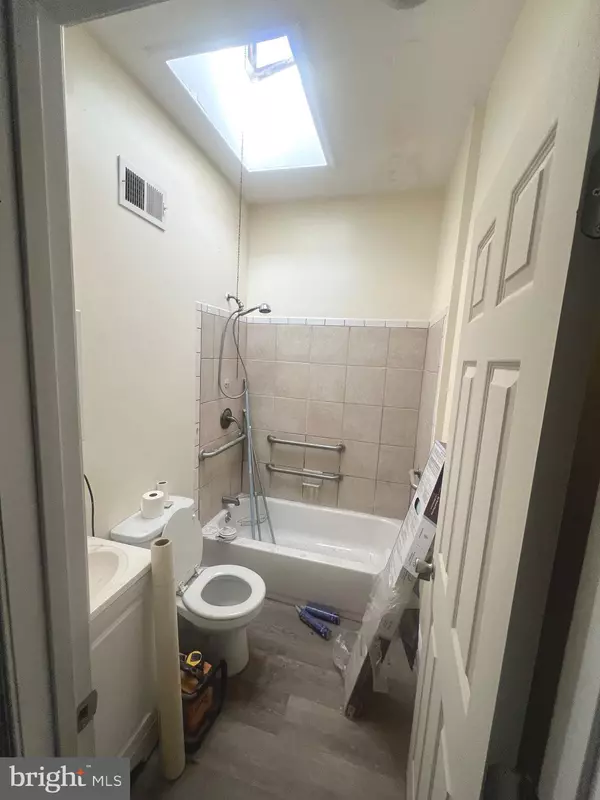 Baltimore, MD 21213,2406 E HOFFMAN ST