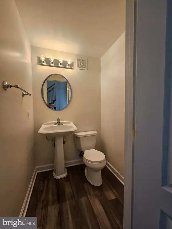 Mclean, VA 22102,1652 COLONIAL HILLS DR