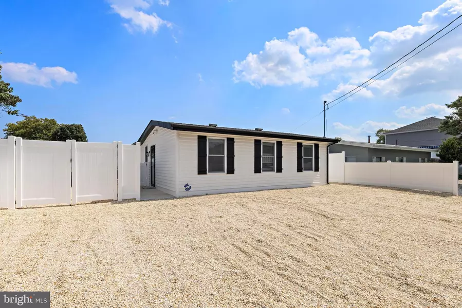 11 CHARLES BLVD, Manahawkin, NJ 08050