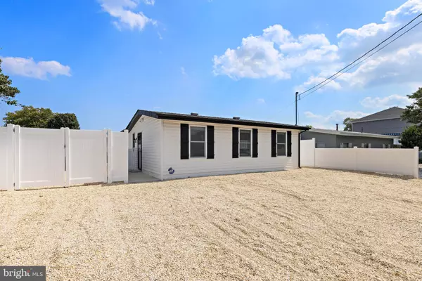 11 CHARLES BLVD, Manahawkin, NJ 08050