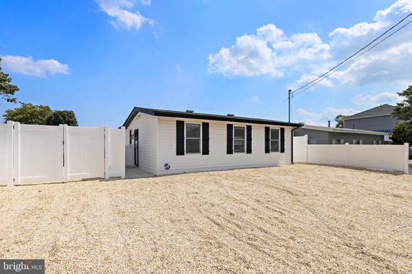11 CHARLES BLVD, Manahawkin, NJ 08050