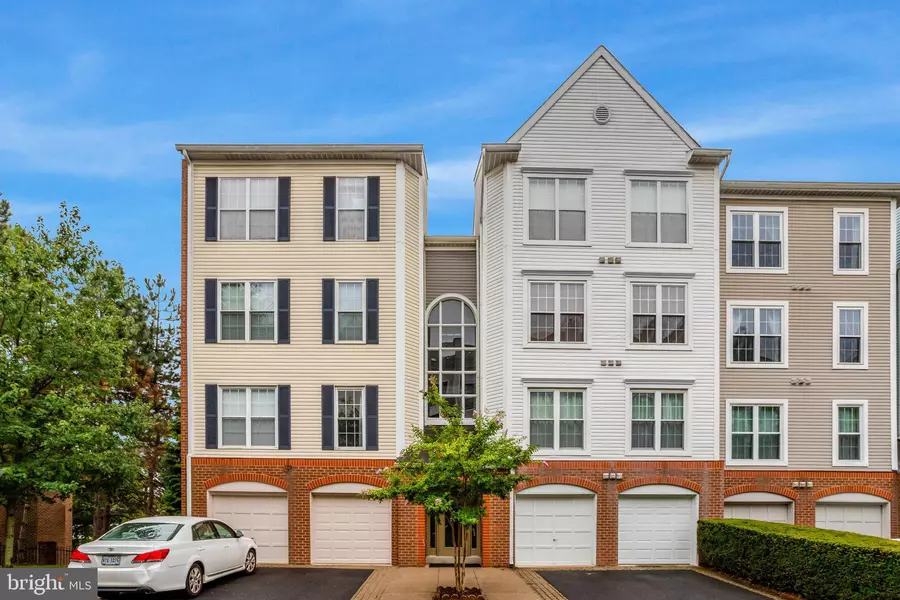 245 S PICKETT ST #102, Alexandria, VA 22304