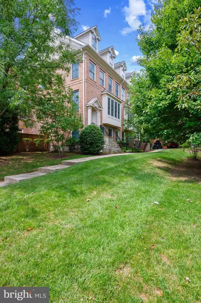 10605 YORKTOWN DR, Fairfax, VA 22030